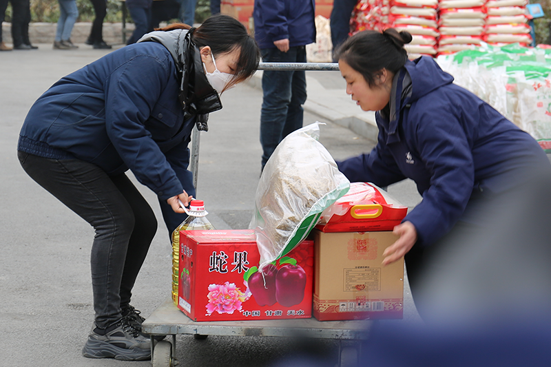 福利品发放现场热火朝天各单位人员配合默契15