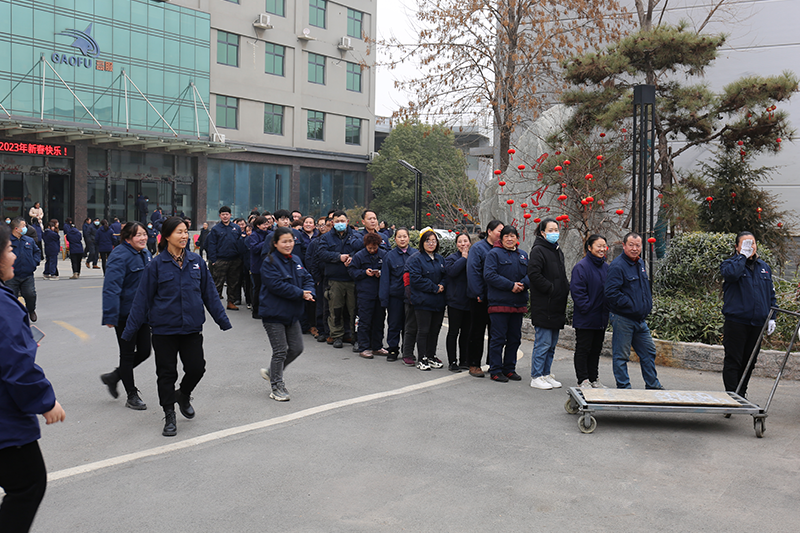 福利品发放现场热火朝天各单位人员配合默契1