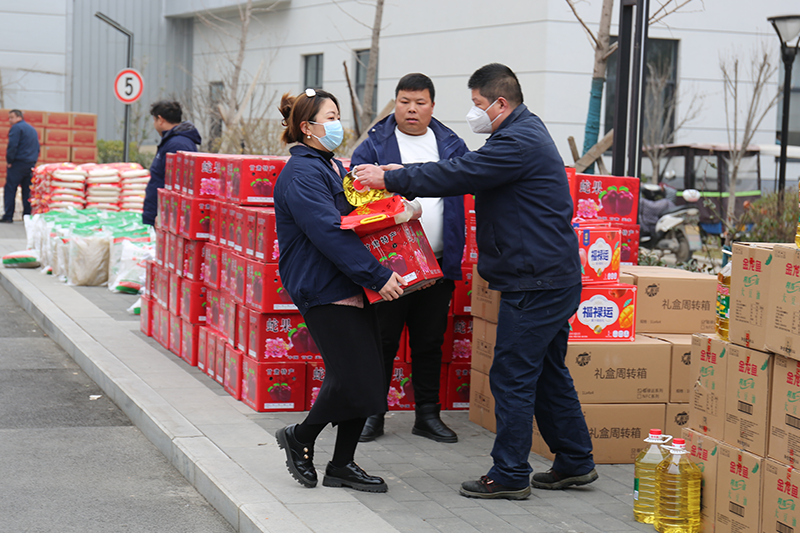 福利品发放现场热火朝天各单位人员配合默契14